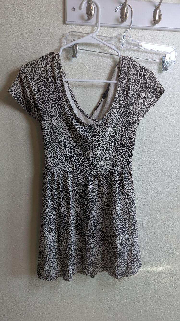 Maxi Brand Women's V Neck Top Size Large